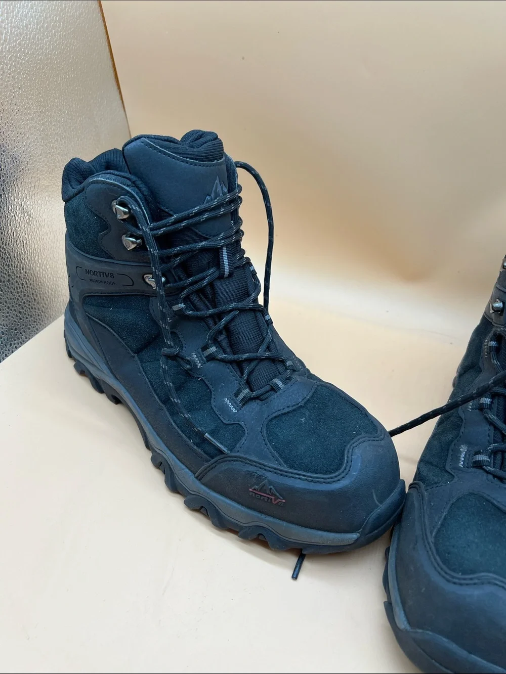 Nortiv8 men hiking
